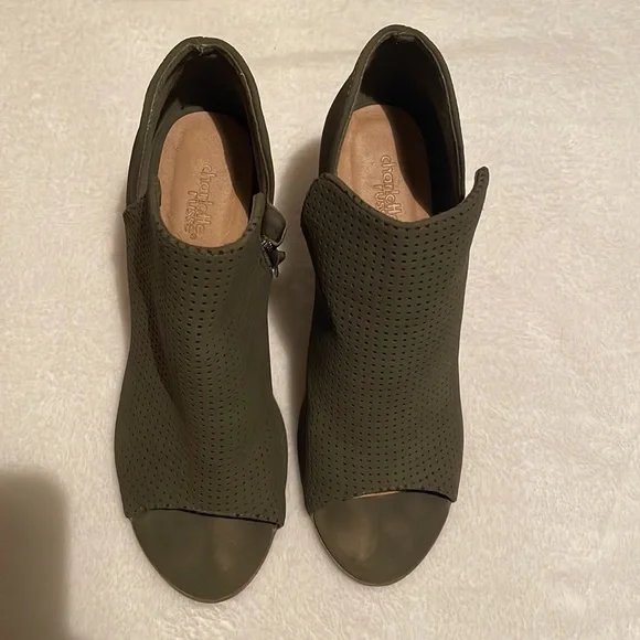 GUC Olive Green Heels, size 8 - Picture 2 of 8